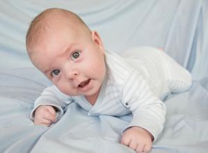 Welchen Stuhlgang sollte ein gestilltes Baby haben und wie kann man ihn verbessern? Normaler Stuhlgang bei einem 2 Monate alten Baby