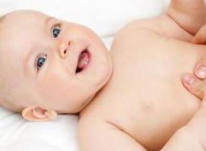 Come massaggiare la pancia di un neonato con coliche gravi